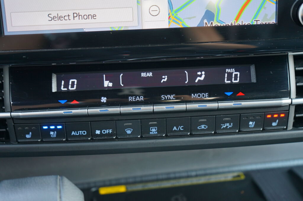 Used 2023 Toyota Sienna XSE AWD/4WD image 23