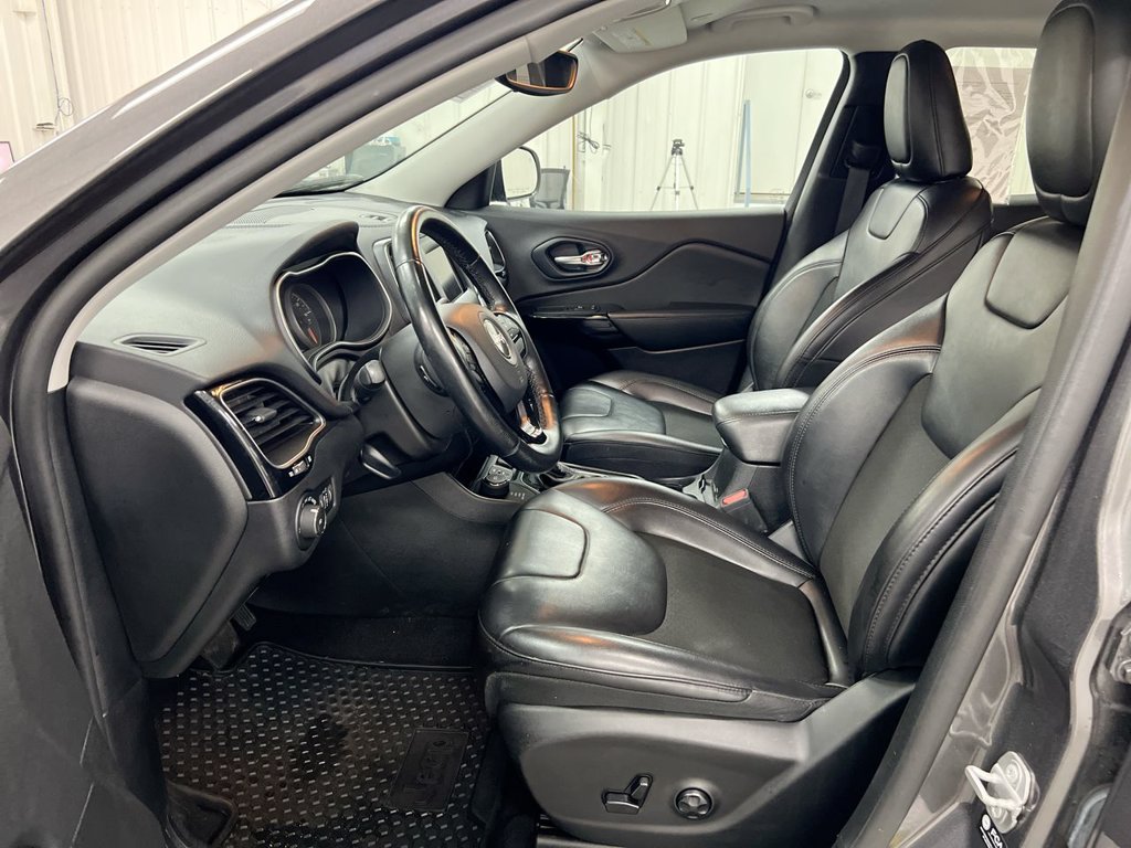Used 2021 Jeep Cherokee Latitude Plus AWD/4WD image 19