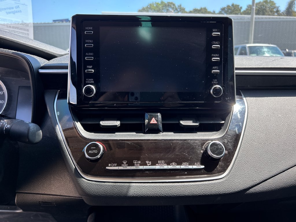Used 2020 Toyota Corolla LE FWD image 17