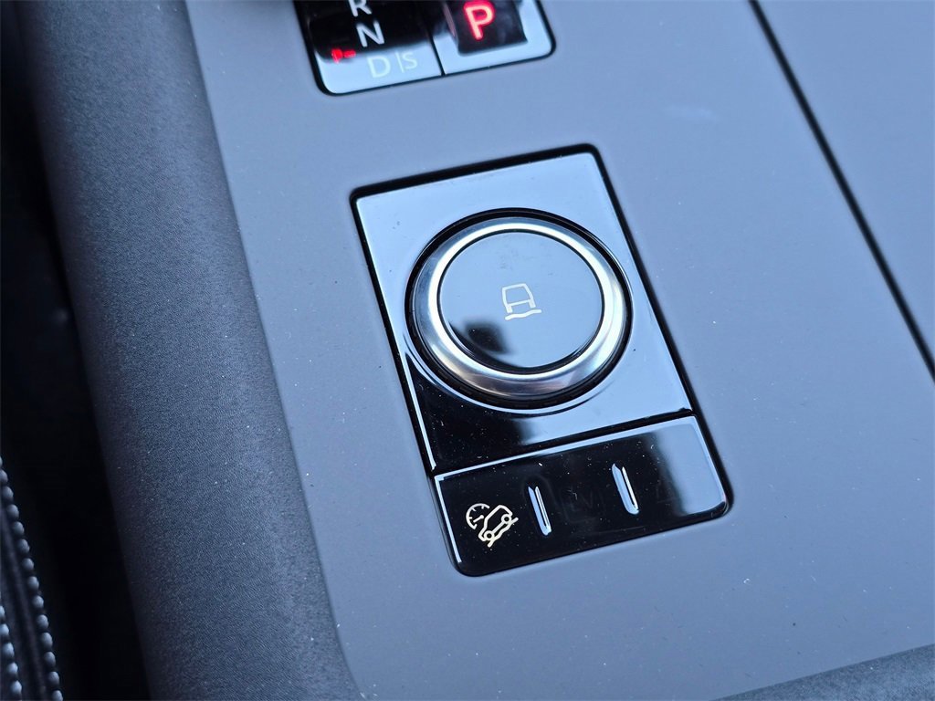 New 2025 Land Rover Discovery S image 17