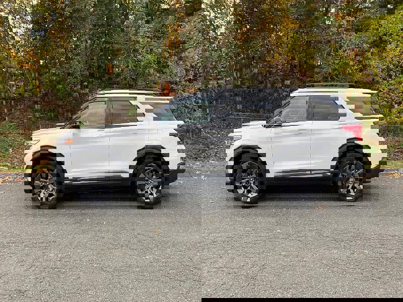 Certified 2022 Ford Explorer XLT w/ Equipment Group 202A image 4