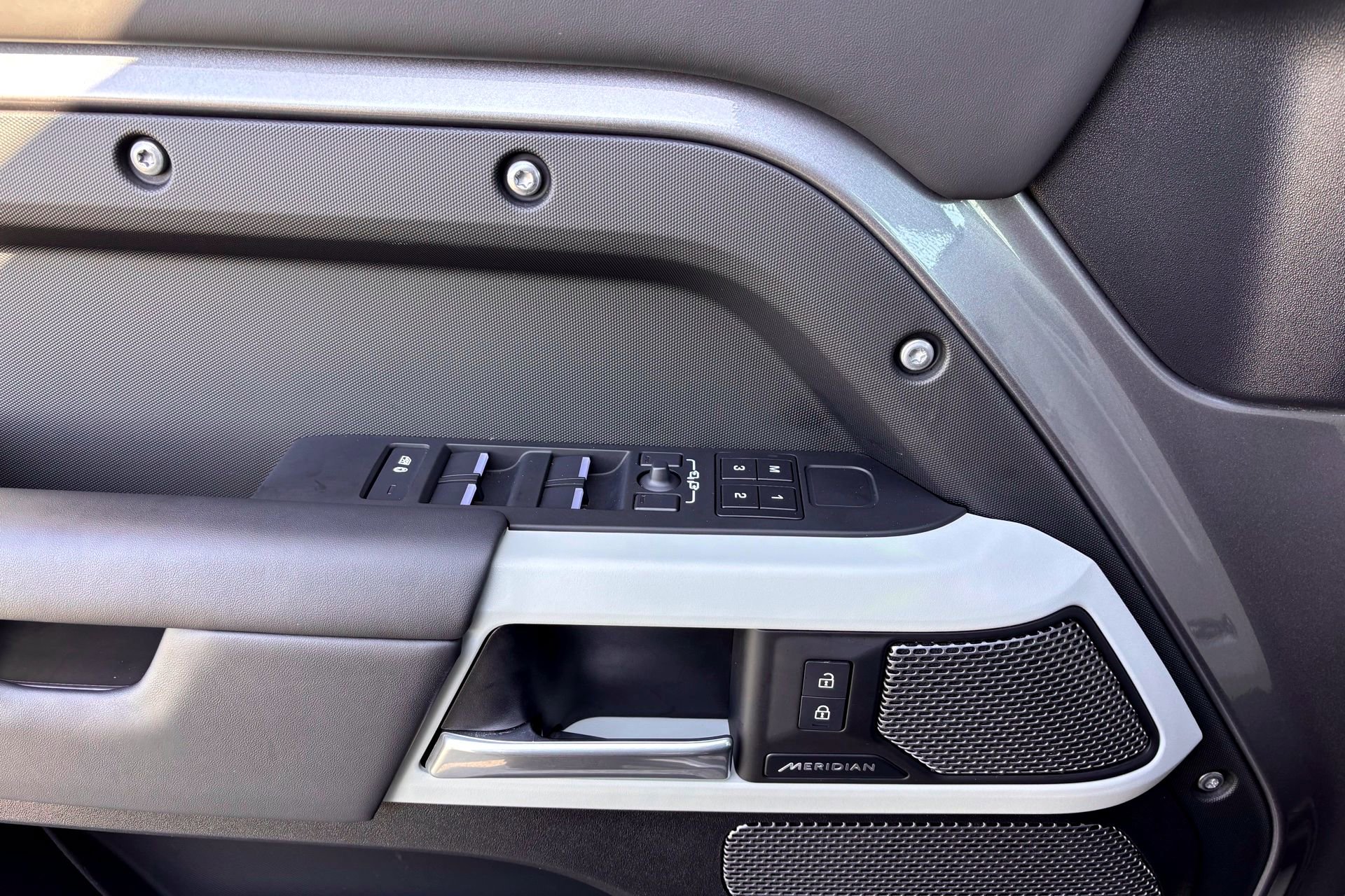 Used 2024 Land Rover Defender 110 X-Dynamic SE image 21