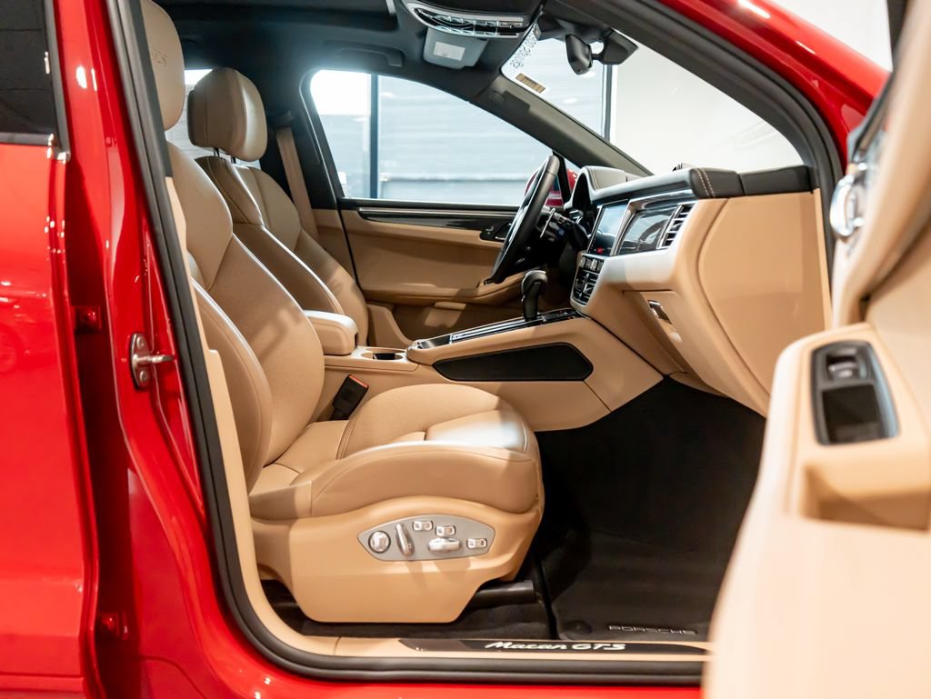 Certified 2025 Porsche Macan GTS AWD/4WD image 31