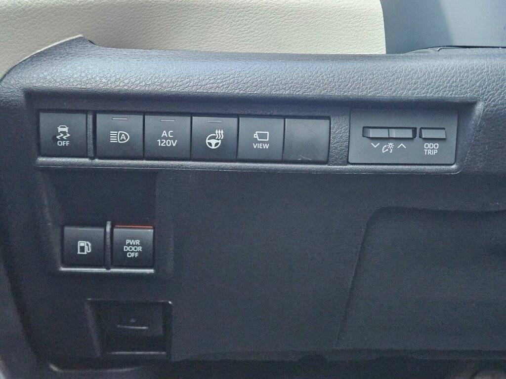 Used 2025 Toyota Sienna Platinum image 22