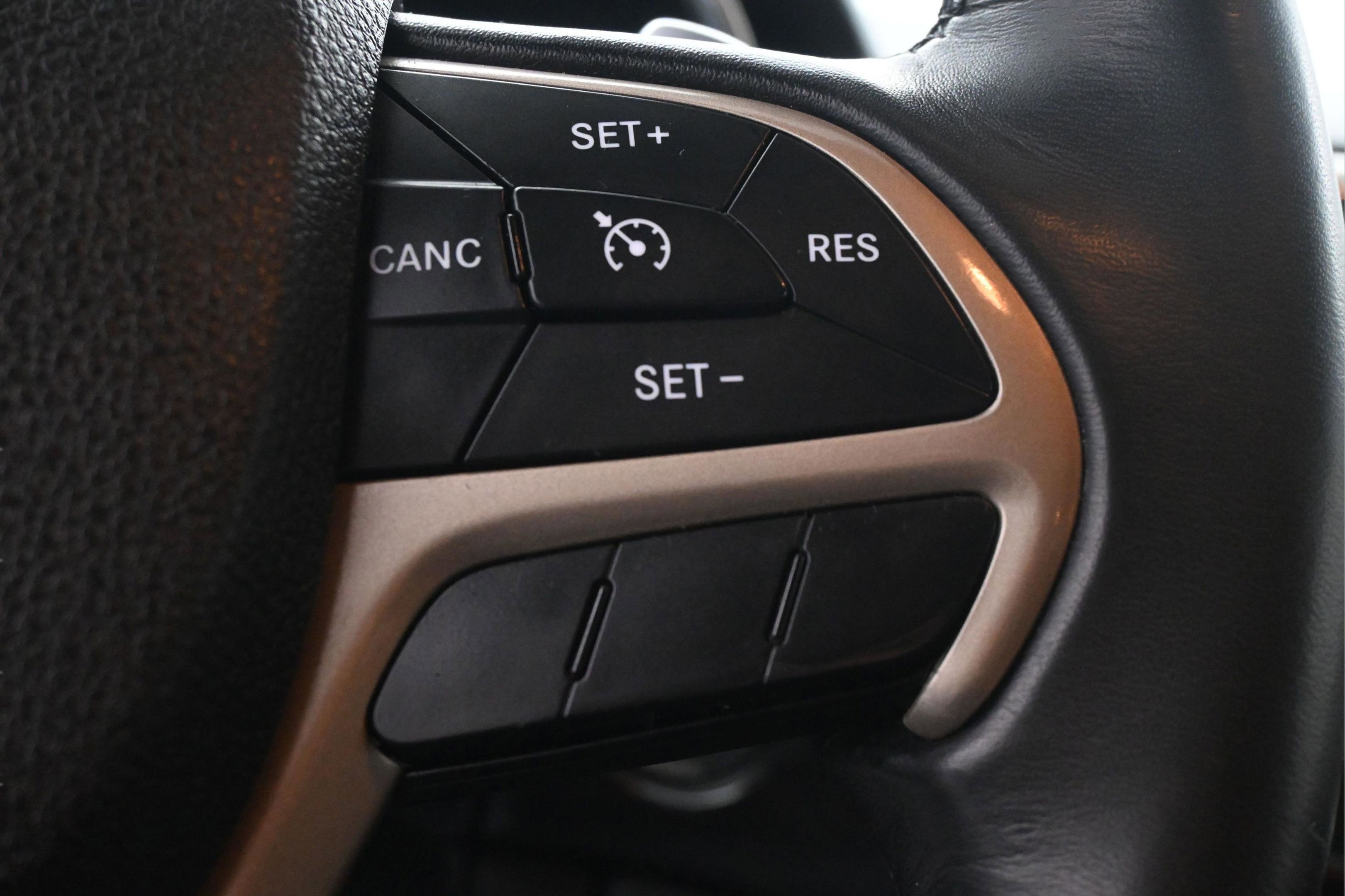 Used 2015 Jeep Grand Cherokee Laredo w/ Quick Order Package 23E AWD/4WD image 17
