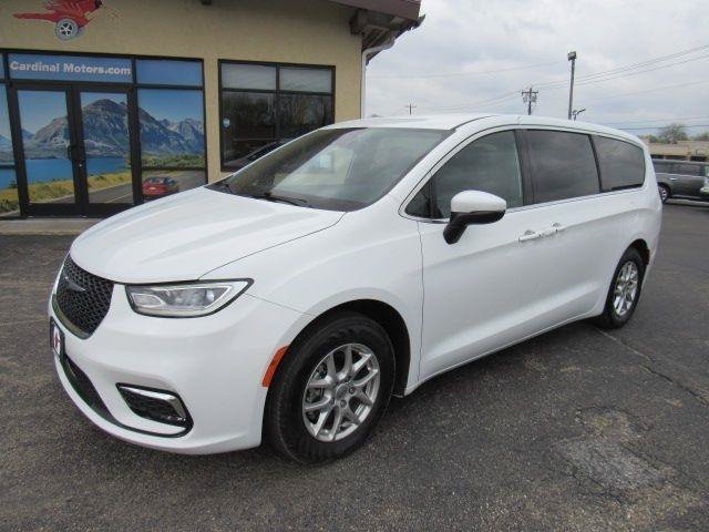 Used 2023 Chrysler Pacifica Touring FWD image 3