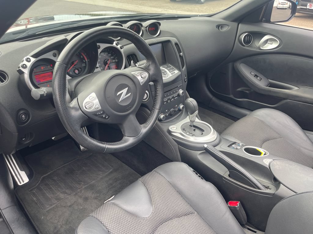Used 2017 Nissan 370Z Touring RWD image 16