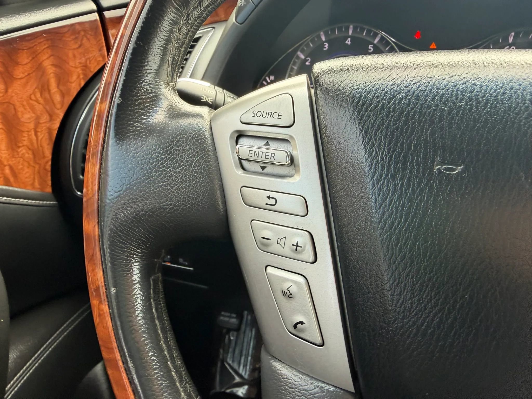 Used 2016 INFINITI QX80 4WD w/ Deluxe Technology Package image 21