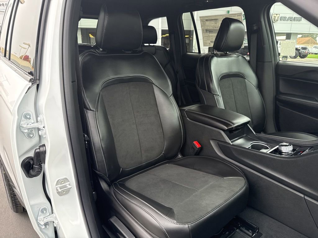 New 2025 Jeep Grand Cherokee Altitude AWD/4WD image 14