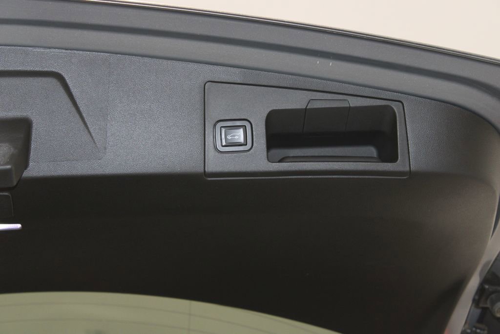 Used 2018 Cadillac XT5 Premium Luxury w/ Driver Assist Package image 16