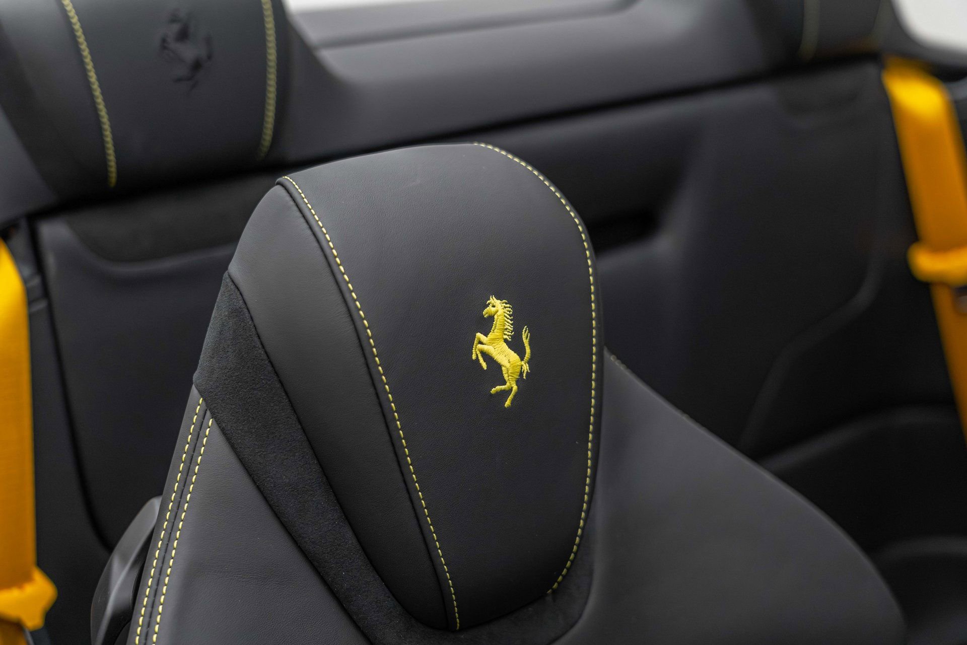 Certified 2025 Ferrari Roma Spider RWD image 33