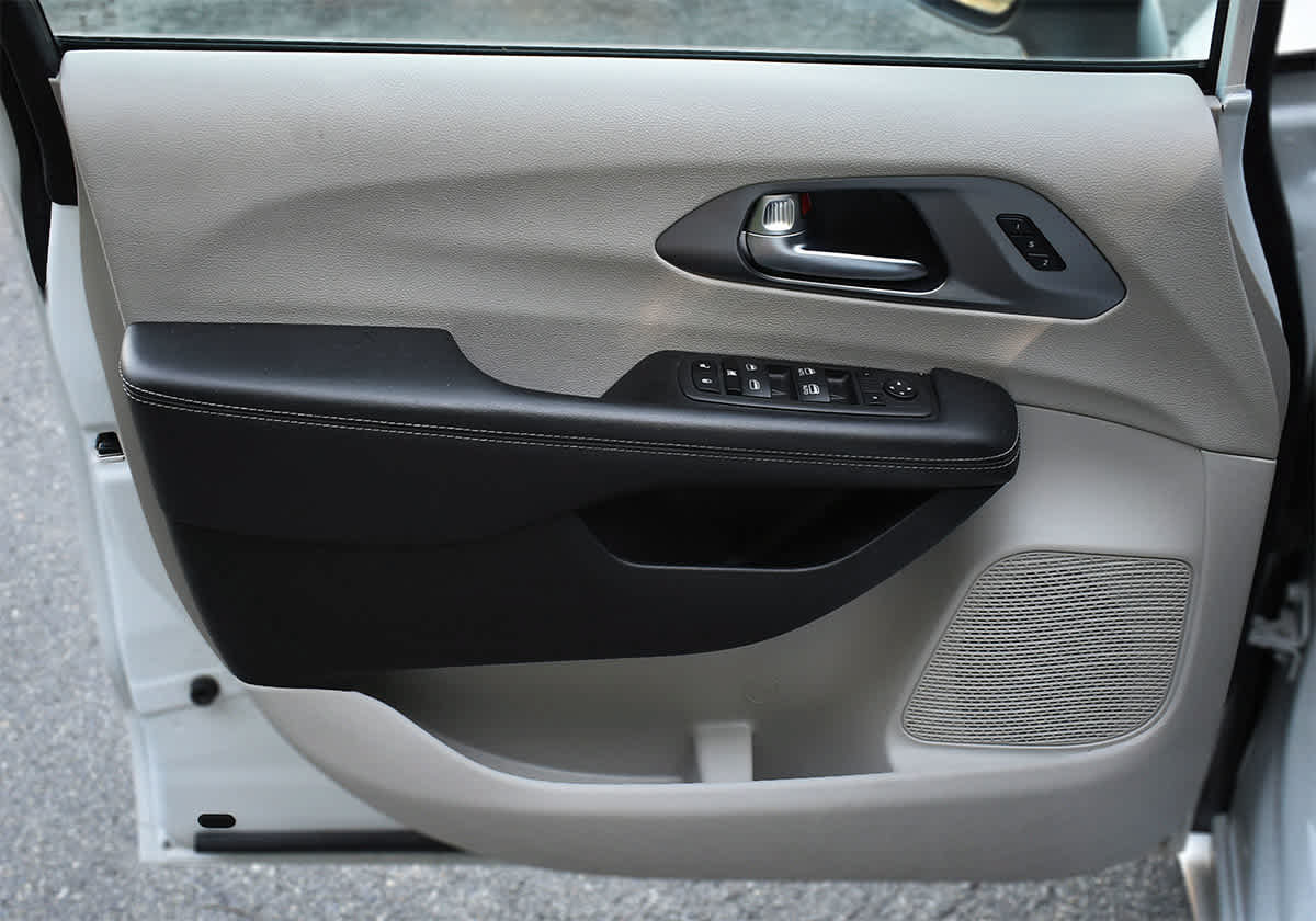 Used 2023 Chrysler Pacifica Touring-L FWD image 16