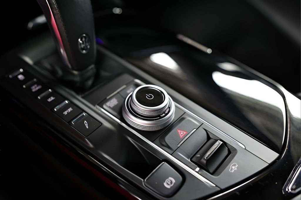 Used 2023 Maserati Levante Modena image 32