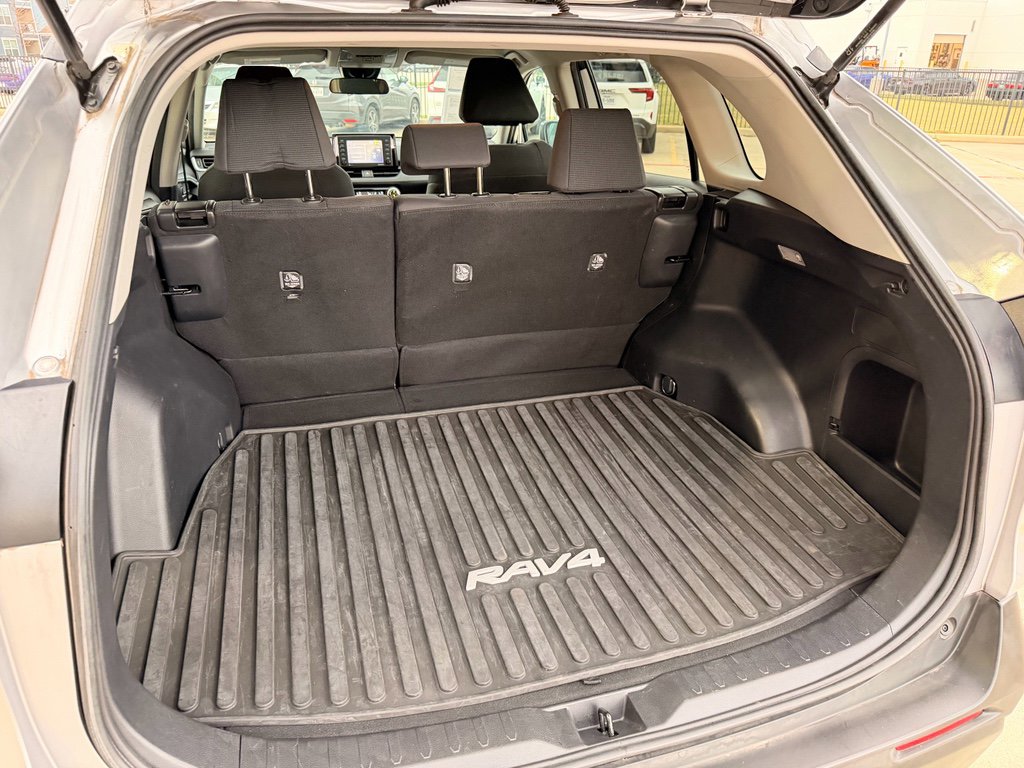 Used 2021 Toyota RAV4 LE image 27