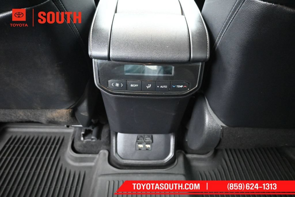 Used 2021 Toyota Highlander XLE AWD/4WD image 26