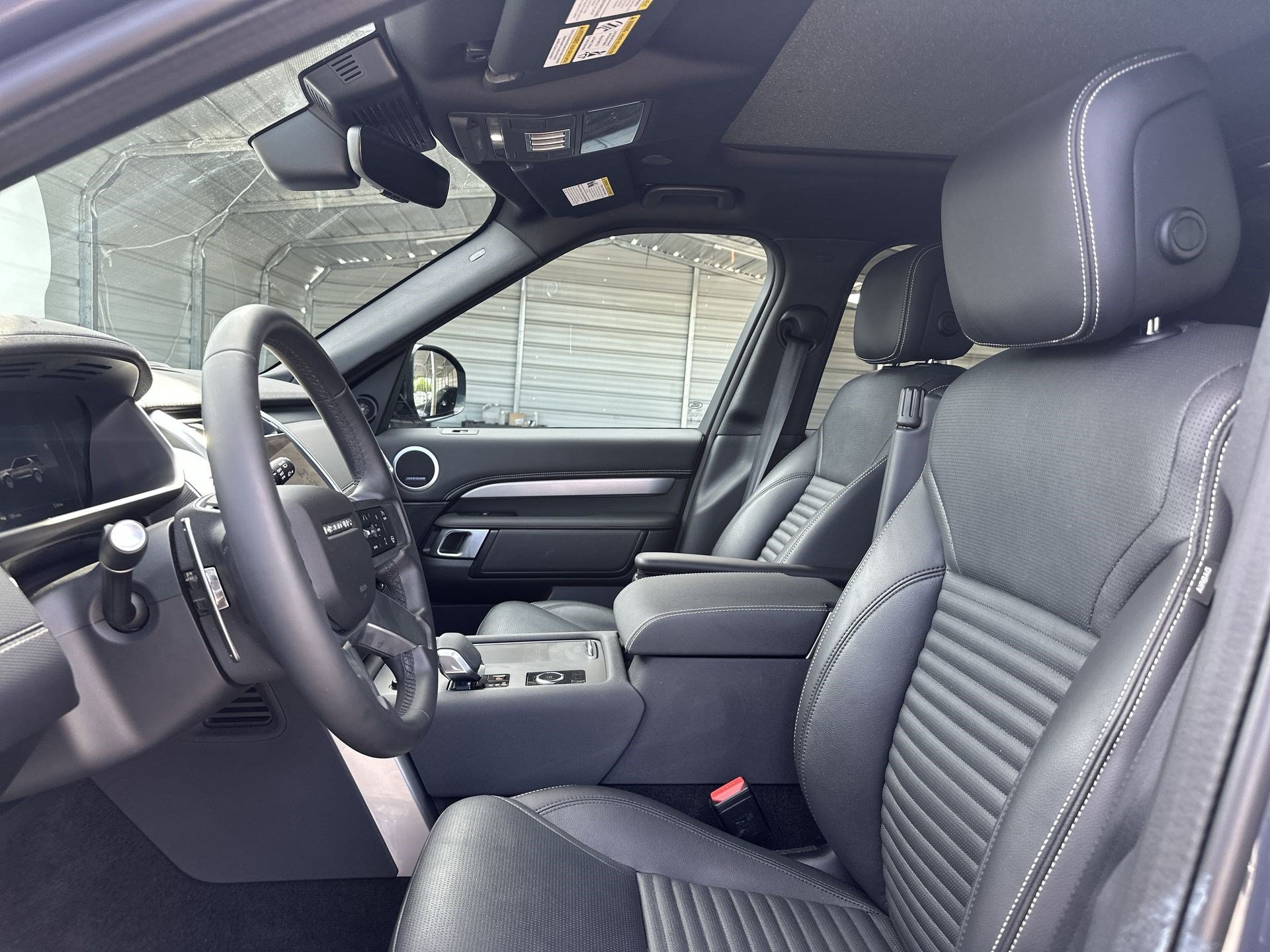 Used 2024 Land Rover Discovery Dynamic SE AWD/4WD image 13