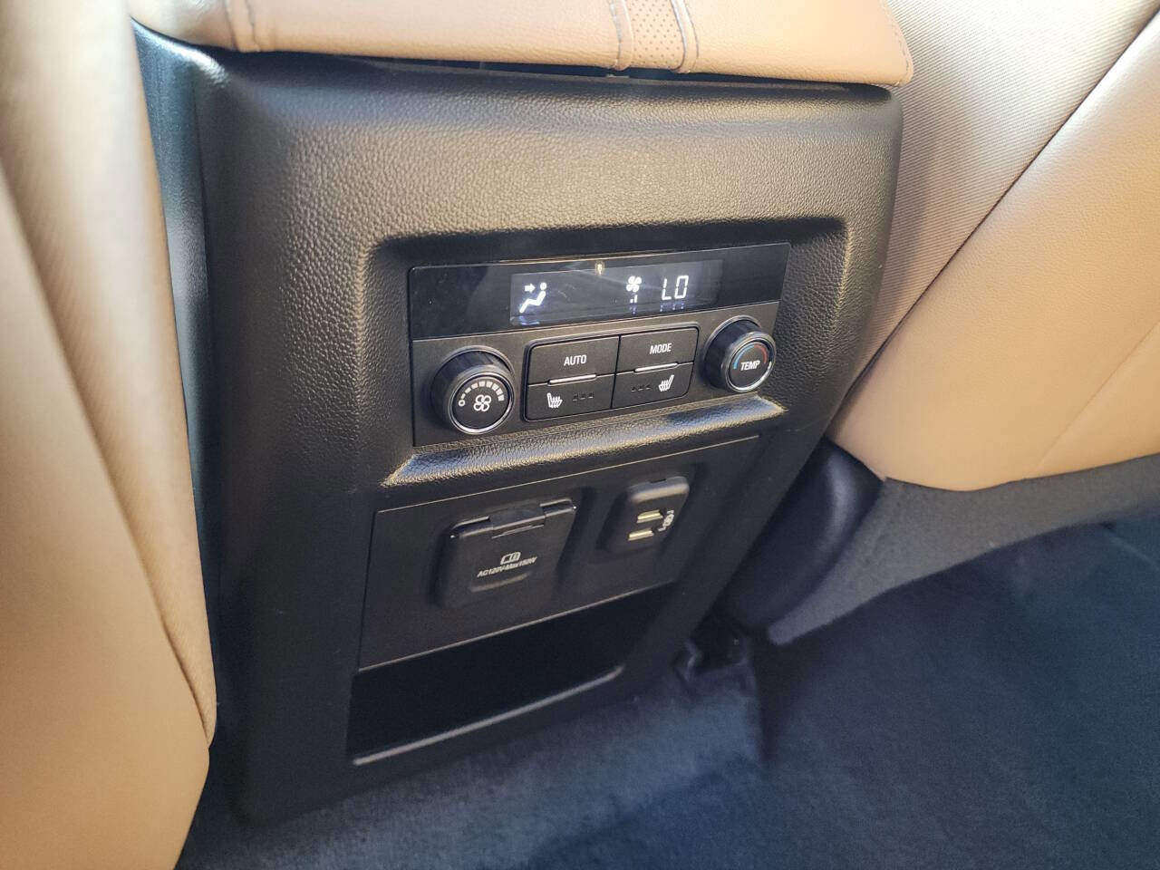 Used 2023 Chevrolet Traverse Premier AWD/4WD image 19