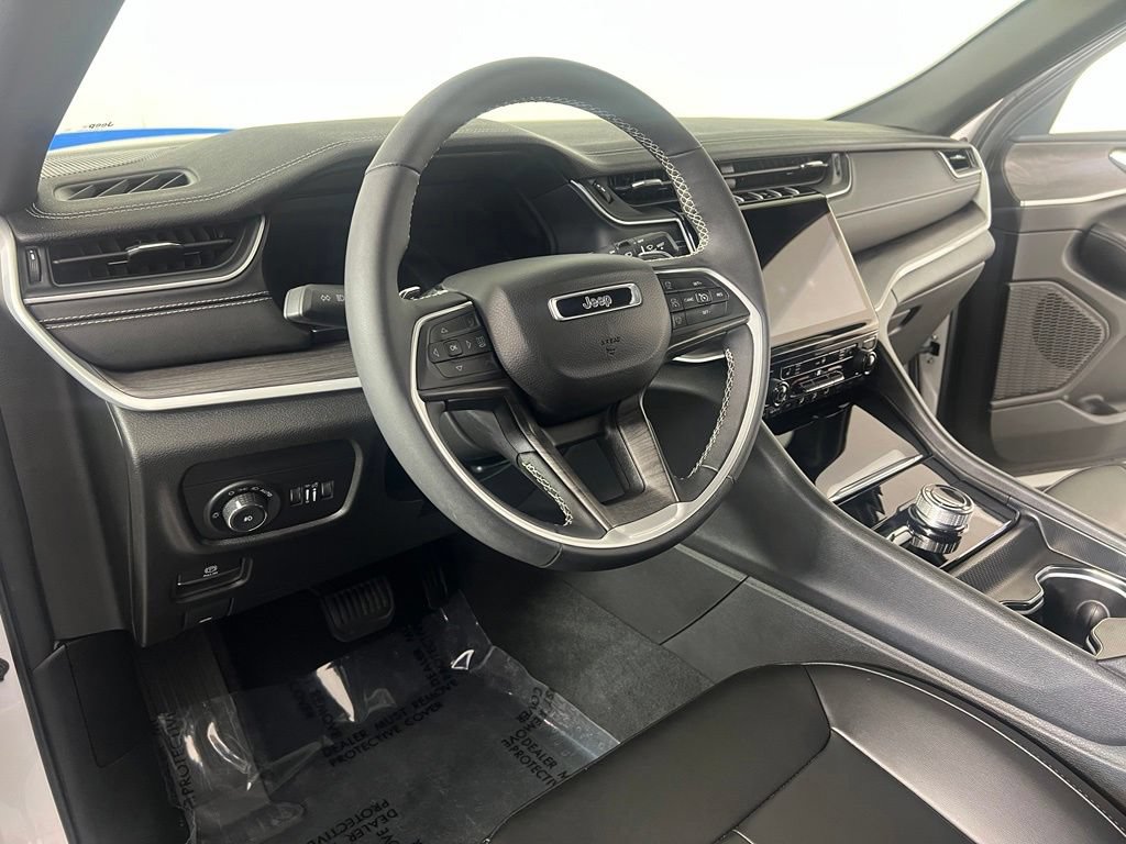 Used 2024 Jeep Grand Cherokee Limited w/ Black Appearance Package AWD/4WD image 19