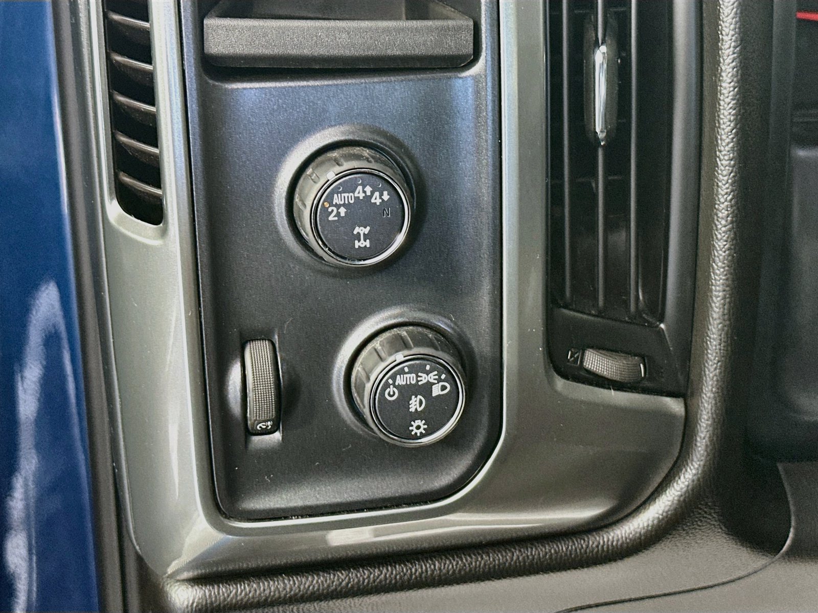 Used 2018 Chevrolet Silverado 1500 LT w/ LT Eassist Package AWD/4WD image 10