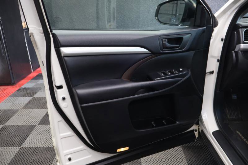 Used 2016 Toyota Highlander Plus AWD/4WD image 12