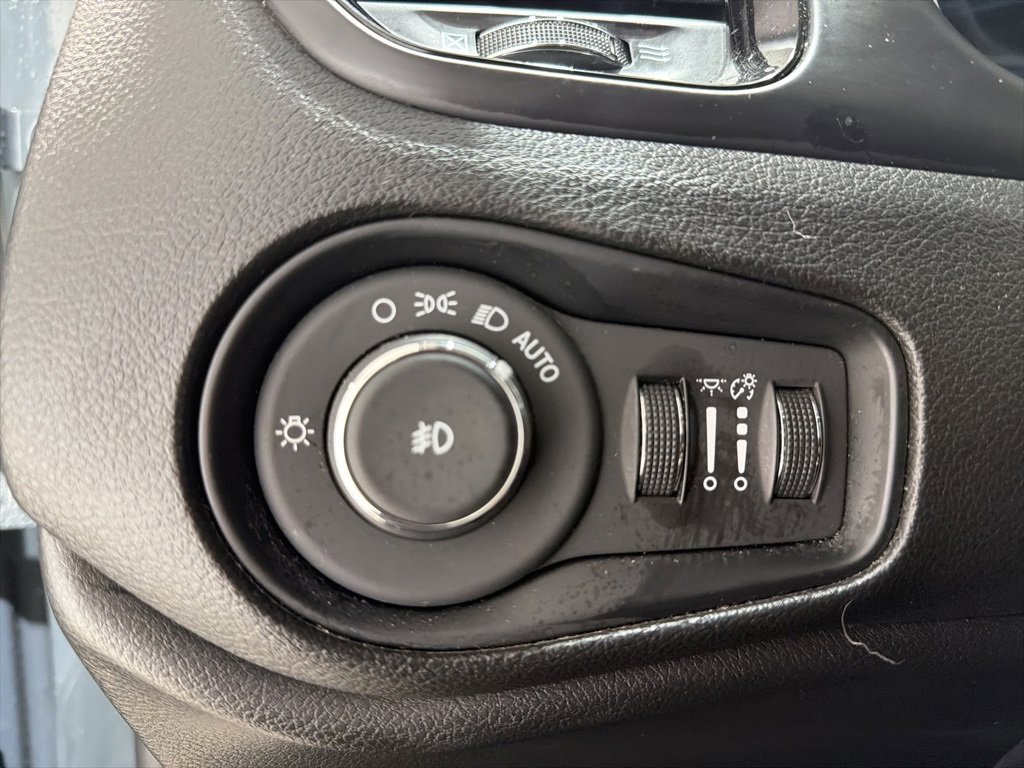 Used 2017 Jeep Renegade Altitude image 17