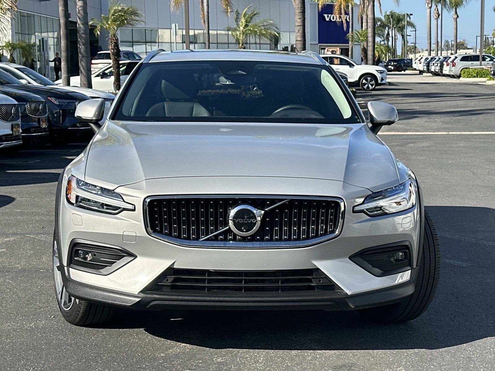 Certified 2025 Volvo V60 B5 Cross Country Plus image 2