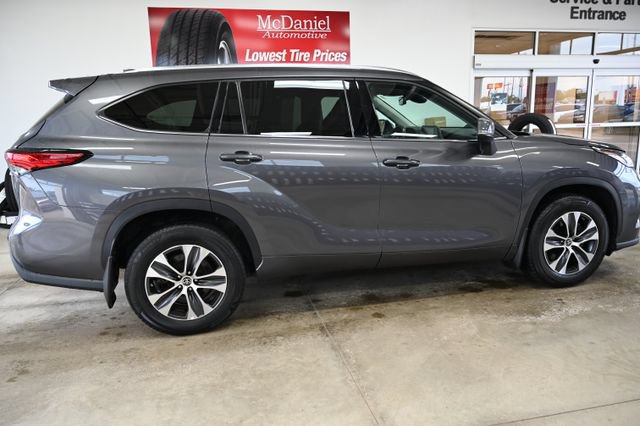 Used 2021 Toyota Highlander XLE AWD/4WD image 5