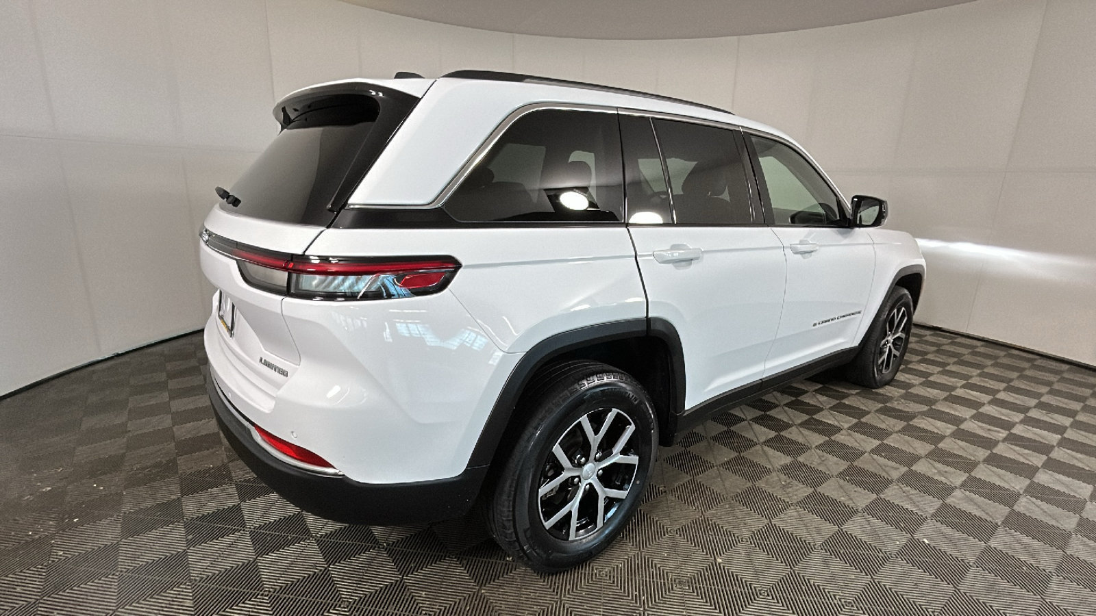 Used 2023 Jeep Grand Cherokee Limited AWD/4WD image 3
