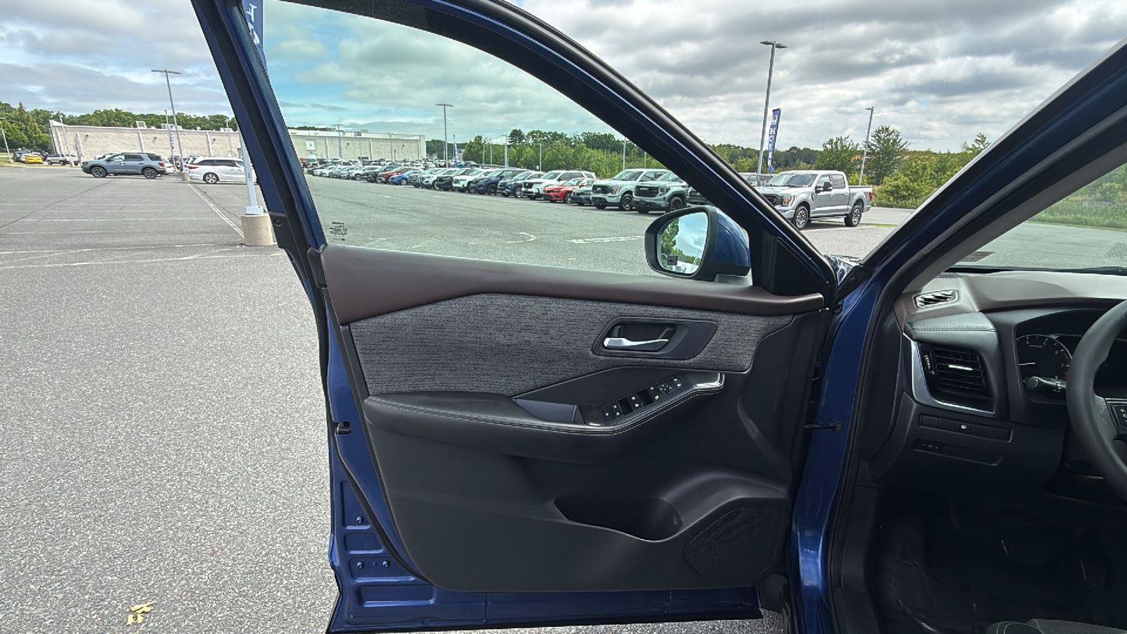 Used 2022 Nissan Rogue SV FWD image 24