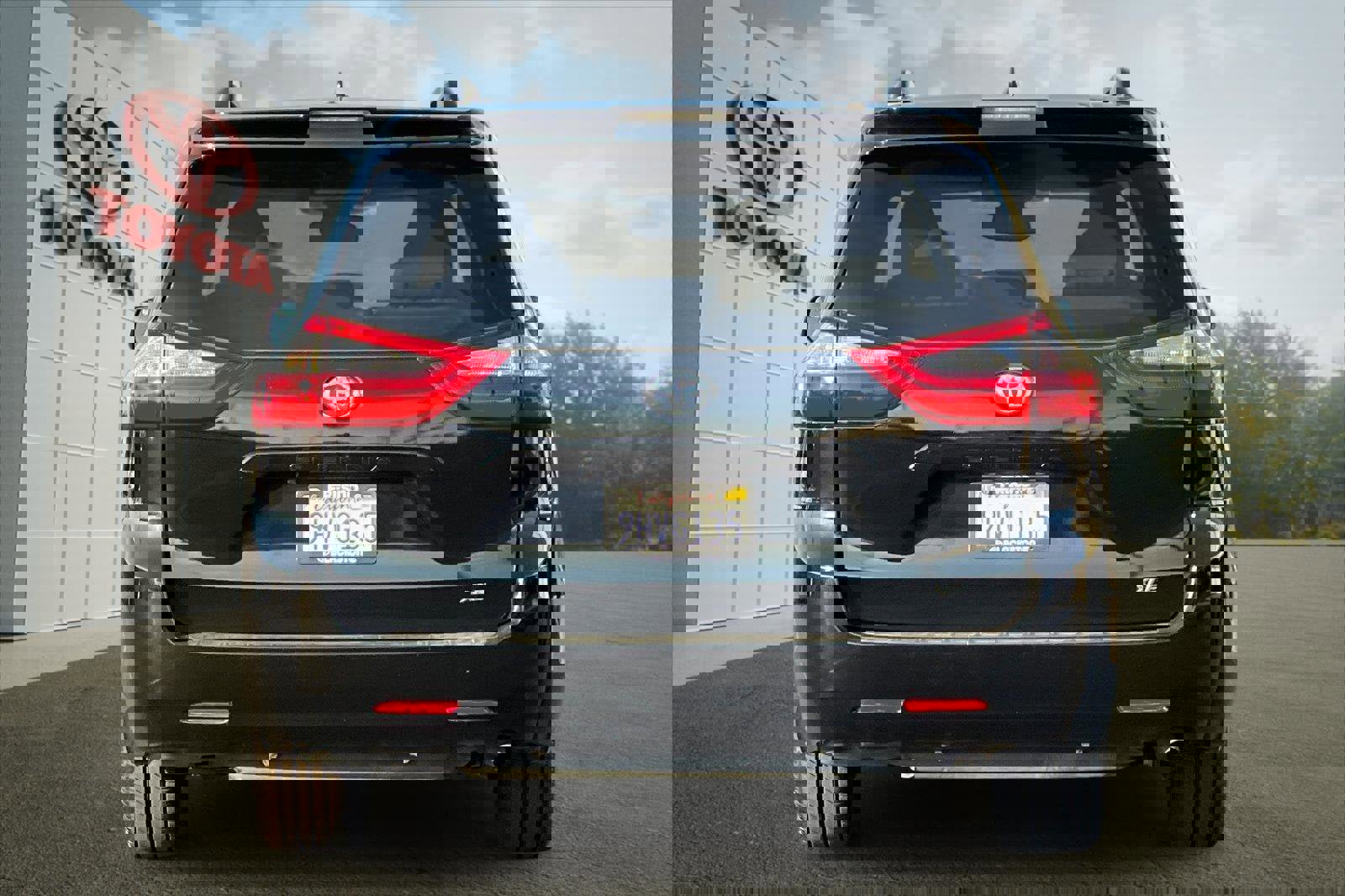 Used 2020 Toyota Sienna XLE image 4