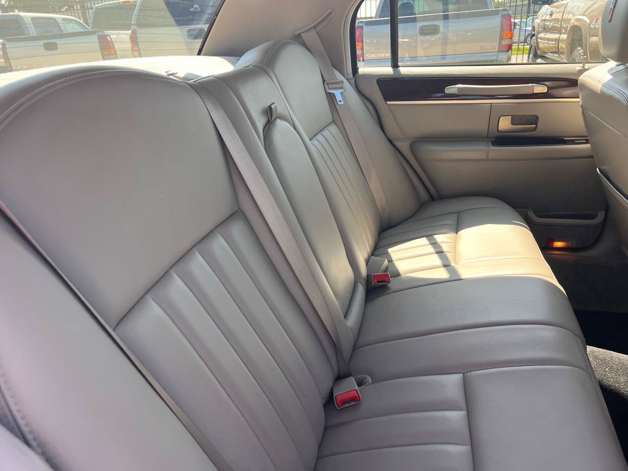 Used 2006 Lincoln Town Car Signature RWD image 30