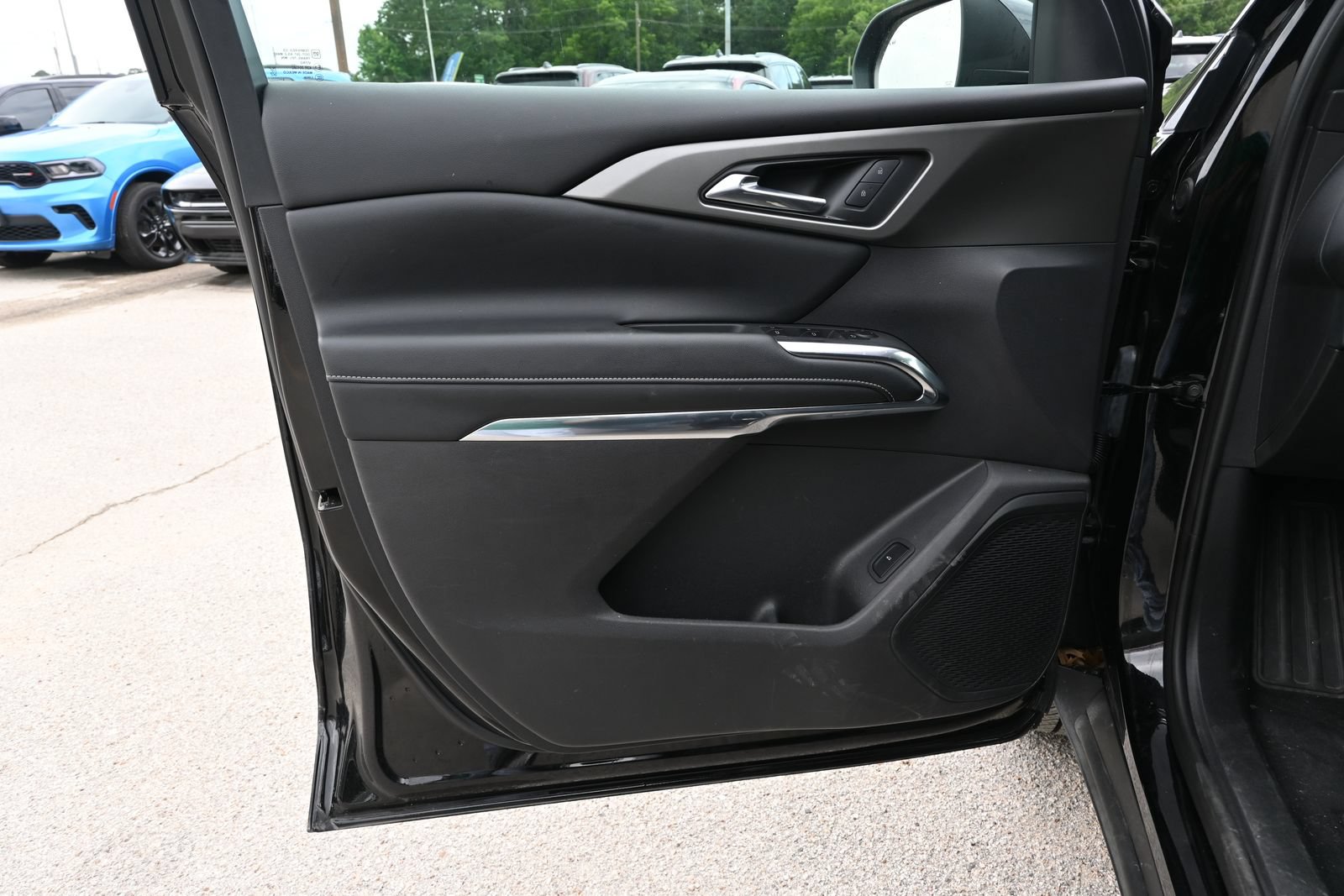 Used 2025 Chevrolet Traverse LT FWD image 8