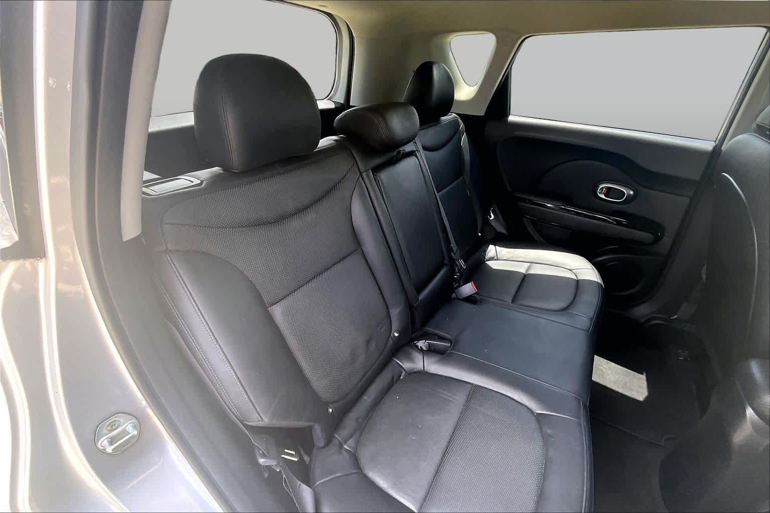 Used 2016 Kia Soul ! FWD image 19