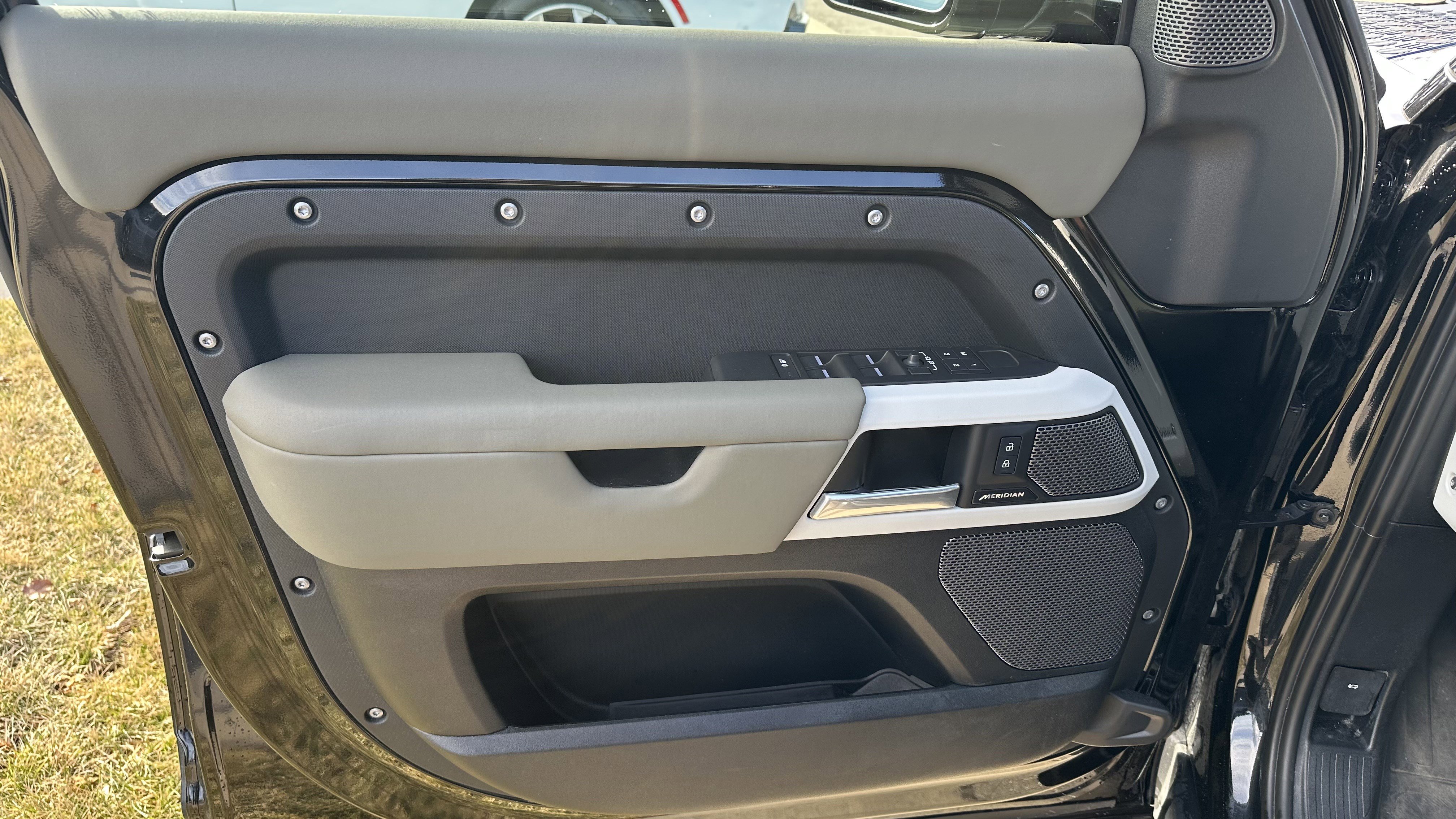 Used 2024 Land Rover Defender 110 X-Dynamic SE image 16