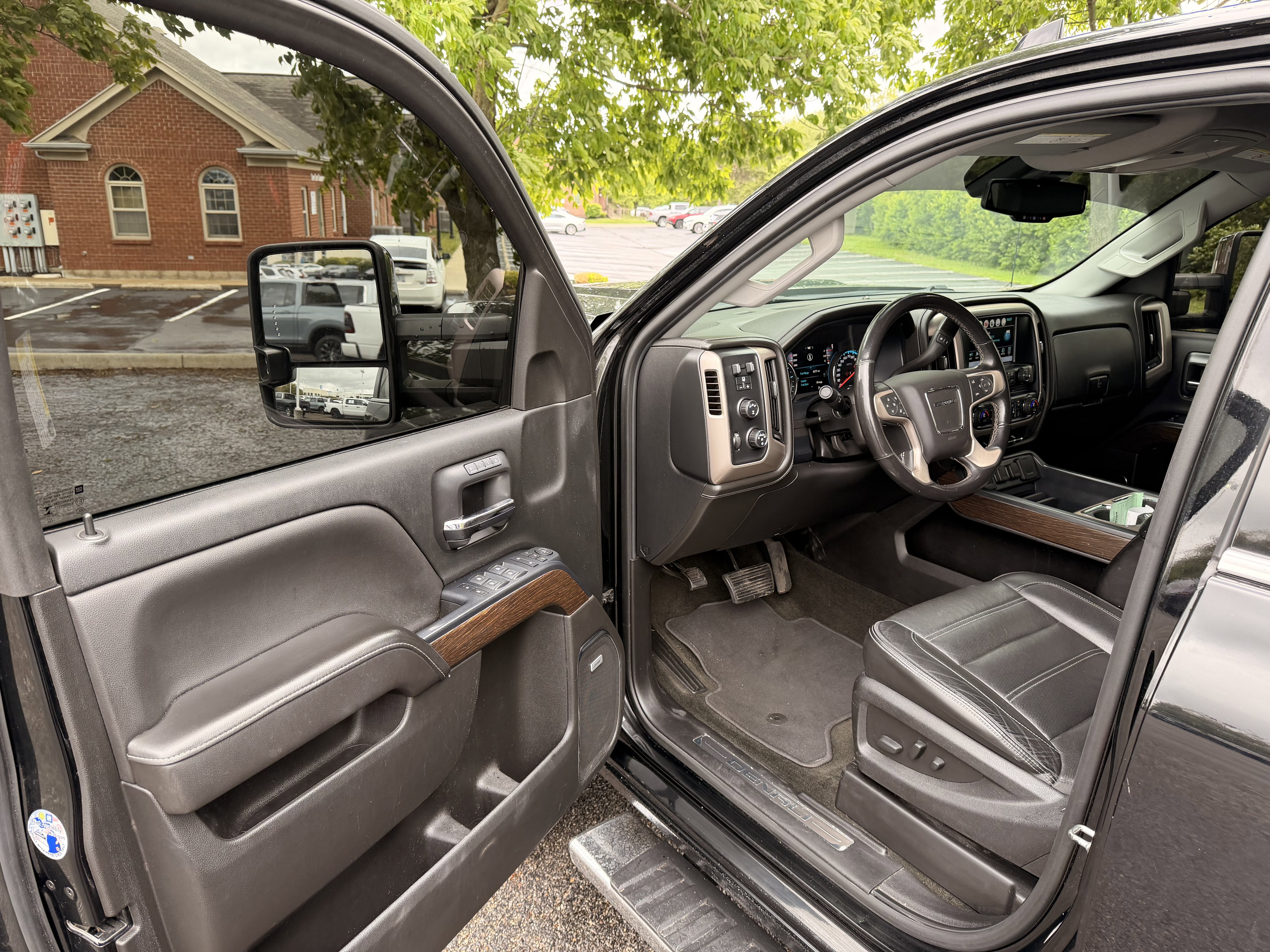 Used 2017 GMC Sierra 2500 Denali w/ Duramax Plus Package AWD/4WD image 11