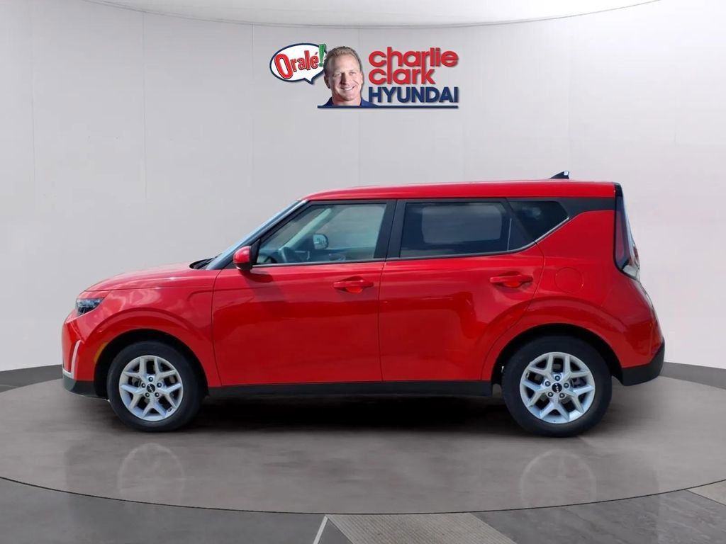Used 2025 Kia Soul LX w/ LX Technology Package FWD image 2