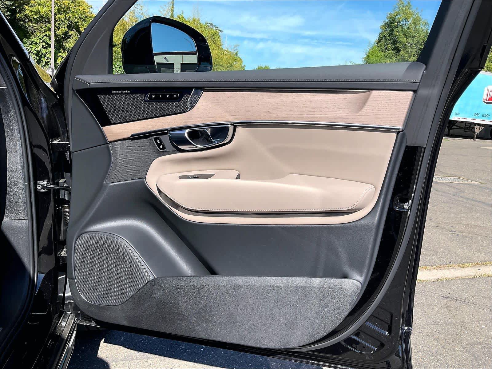 New 2026 Volvo XC90 T8 Ultra w/ Protection Package AWD/4WD image 31