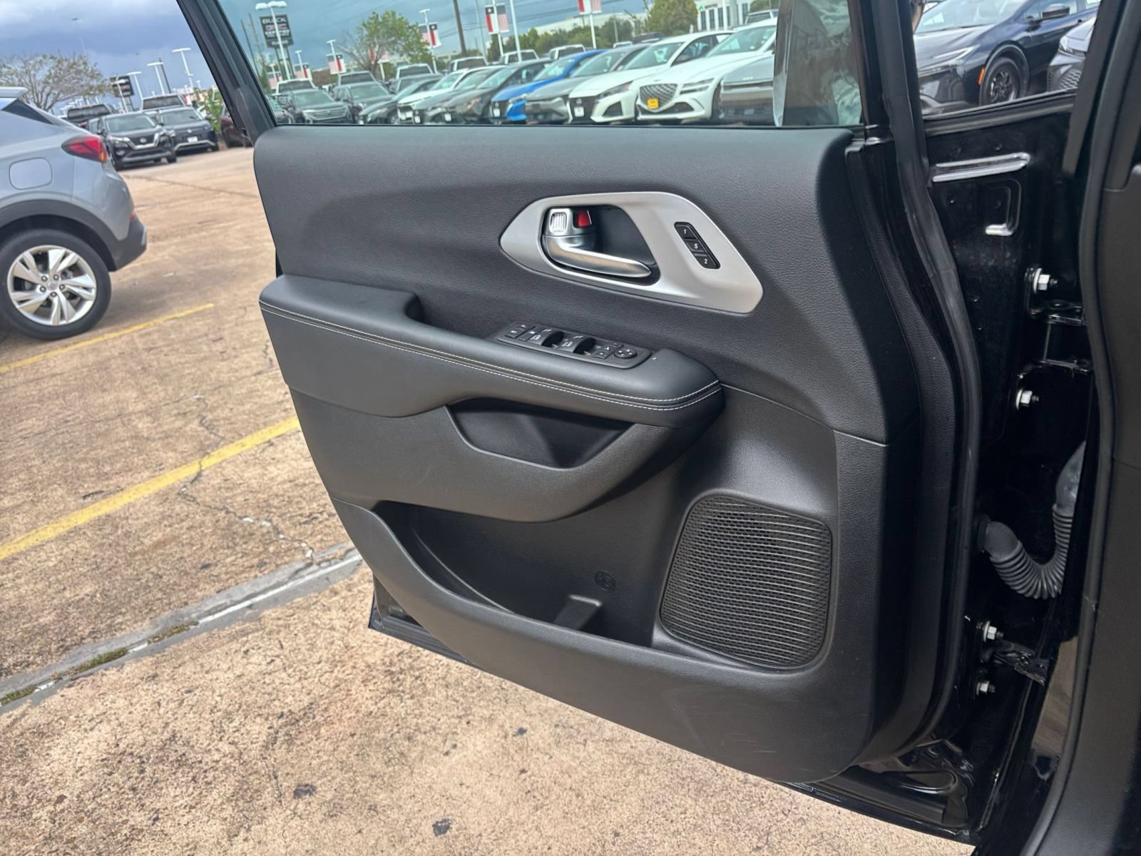 Used 2025 Chrysler Pacifica Limited FWD image 18