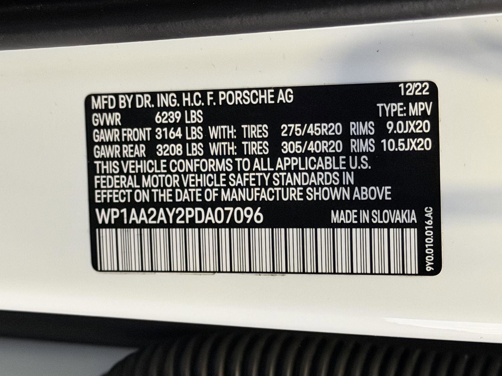 Certified 2023 Porsche Cayenne Platinum Edition image 25