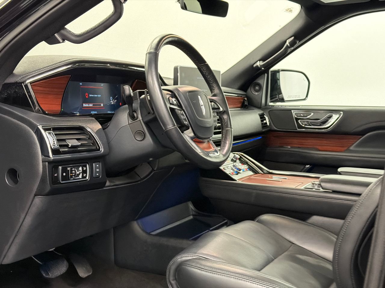 Used 2024 Lincoln Navigator Reserve w/ Monochromatic Package image 18