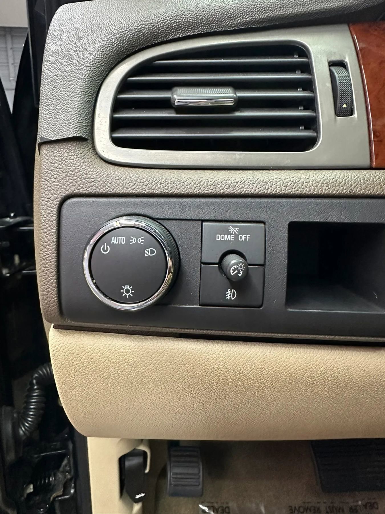 Used 2011 Chevrolet Avalanche LTZ RWD image 8