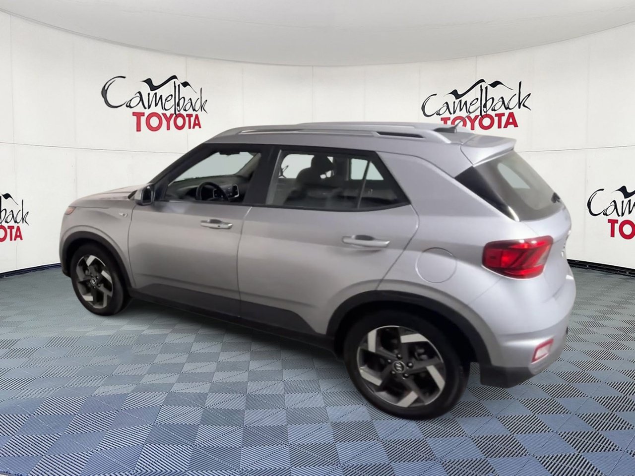 Used 2025 Hyundai Venue SEL FWD image 8
