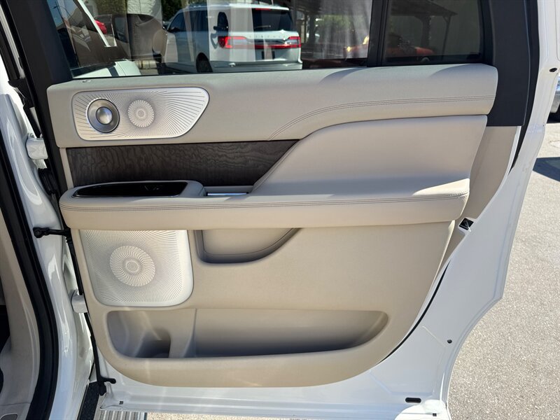 Used 2020 Lincoln Navigator L Reserve w/ Luxury Package AWD/4WD image 38