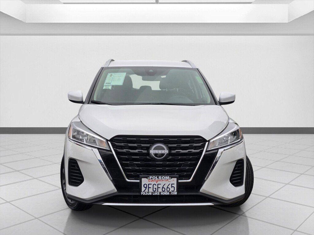 Used 2023 Nissan Kicks SV image 2