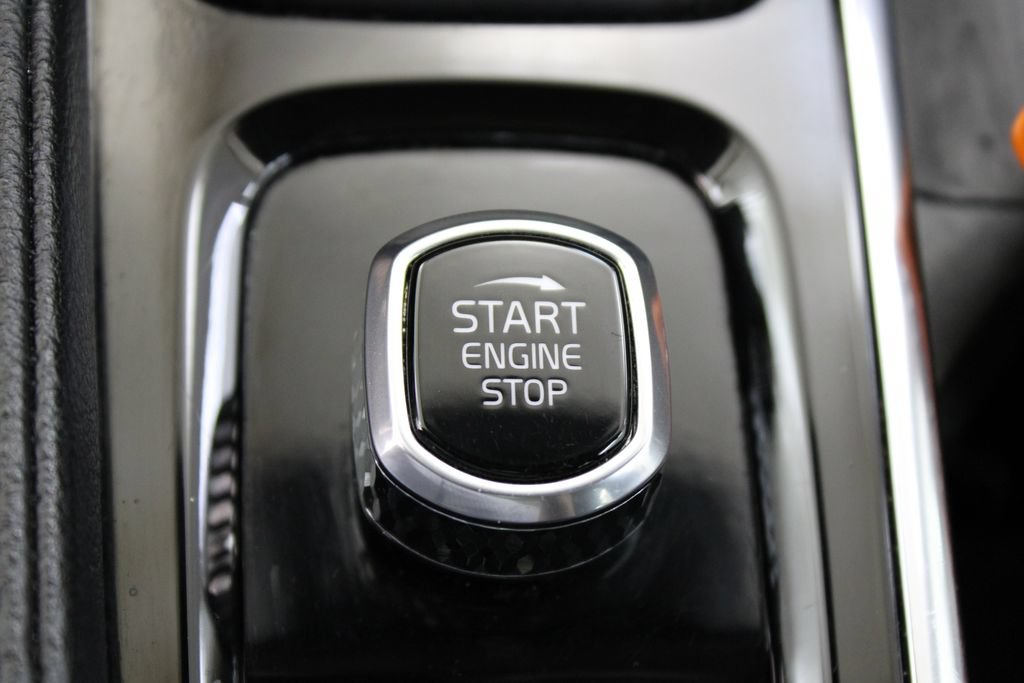 Used 2022 Volvo XC90 T5 Momentum FWD image 12
