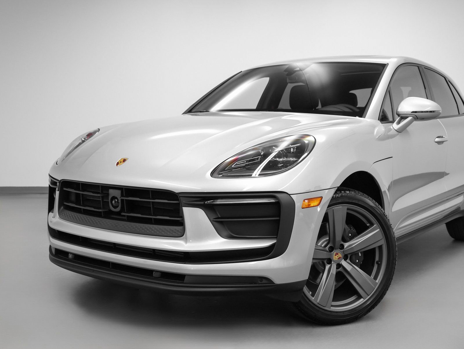 Certified 2025 Porsche Macan image 7