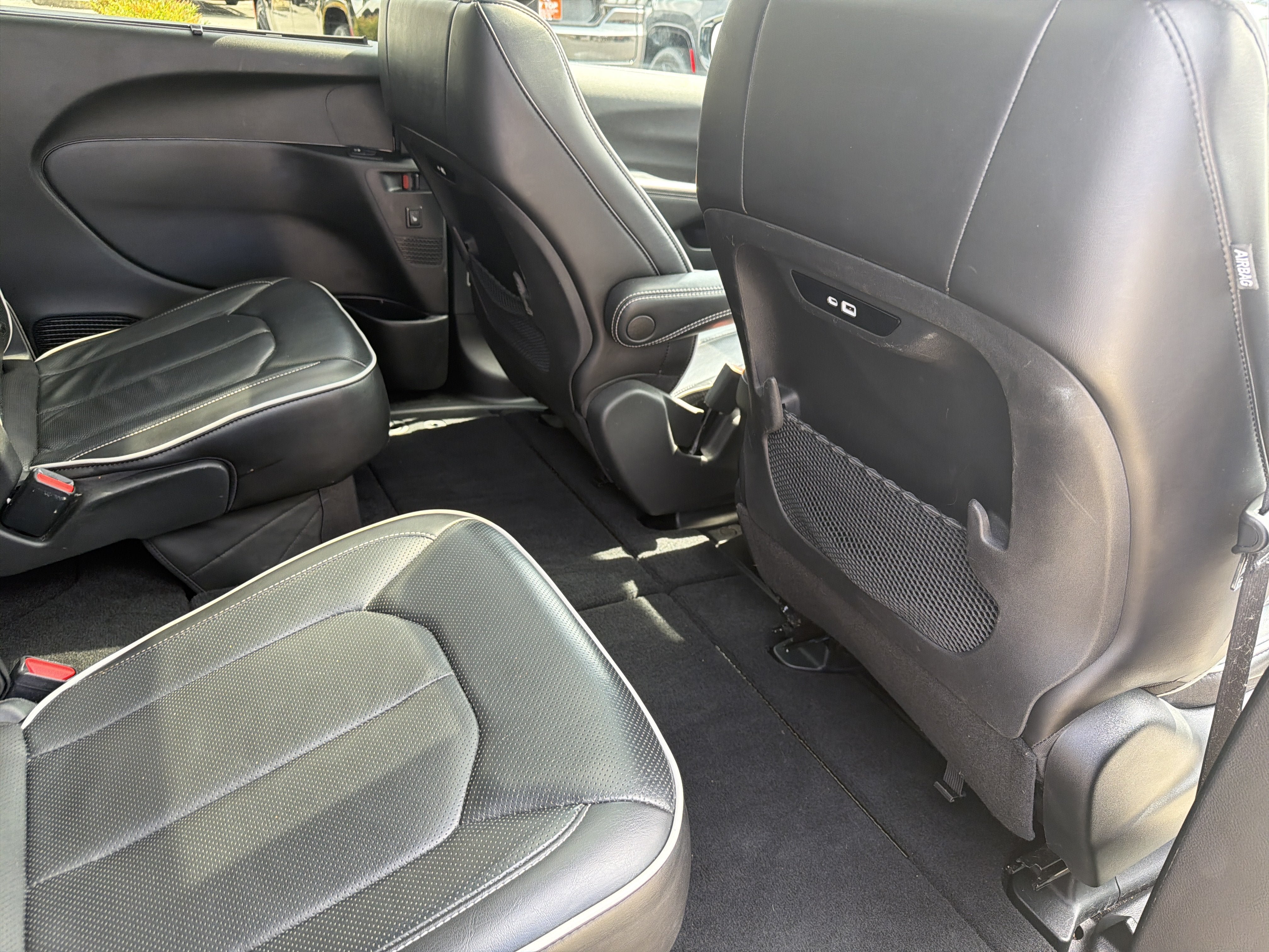 Used 2025 Chrysler Pacifica Limited FWD image 28