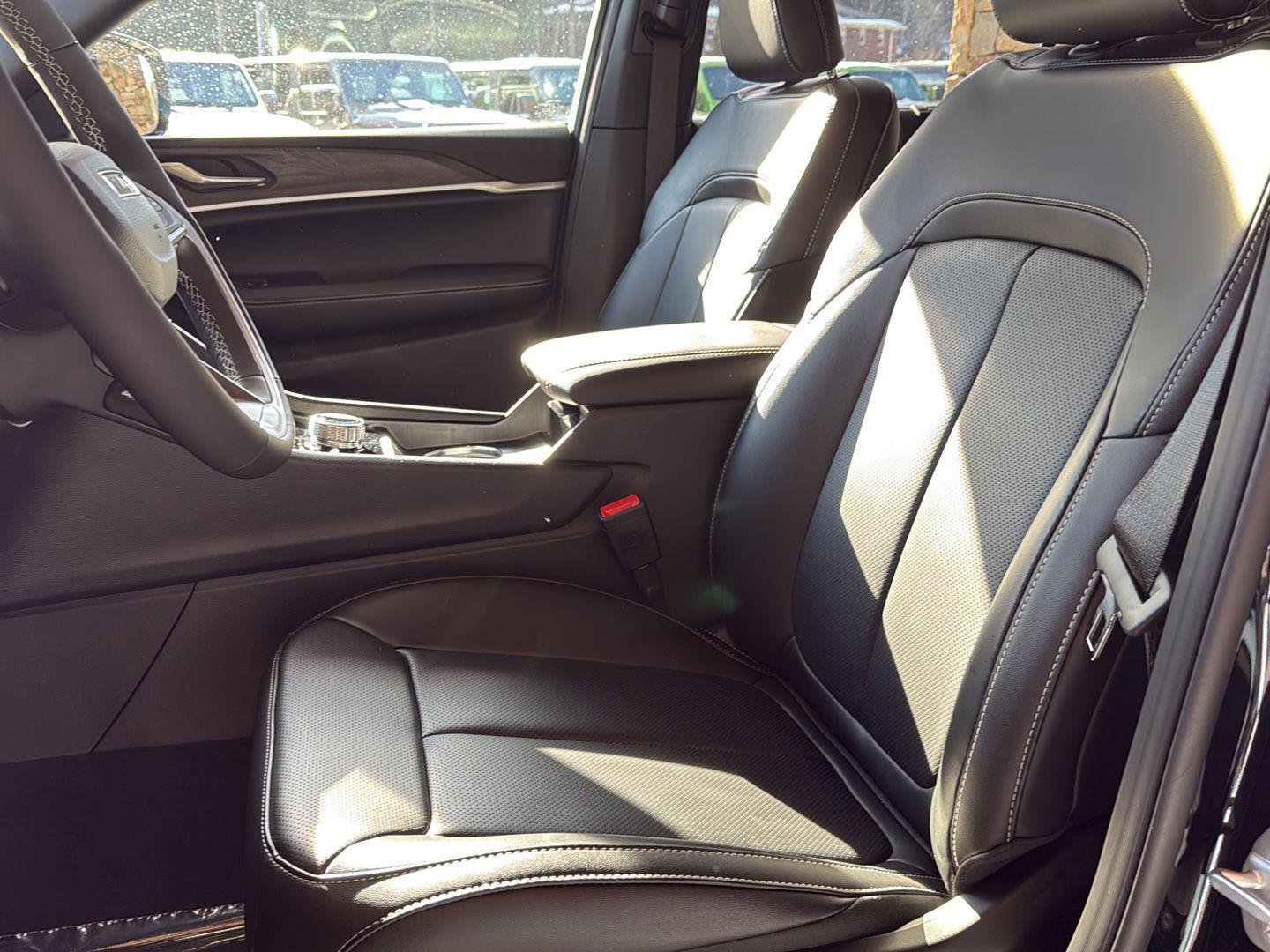 New 2025 Jeep Grand Cherokee L Limited w/ Luxury Tech Group II image 8