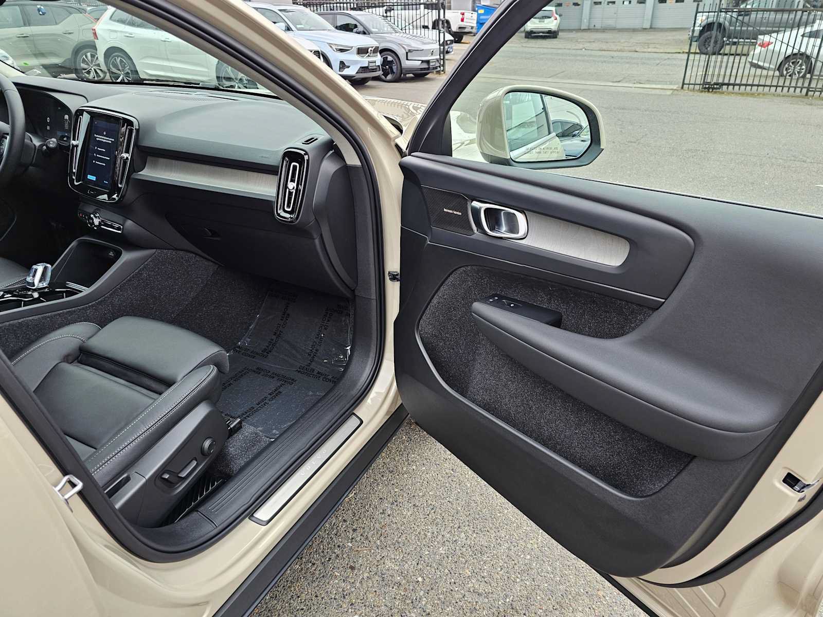 New 2025 Volvo XC40 B5 Plus w/ Climate Package AWD/4WD image 10