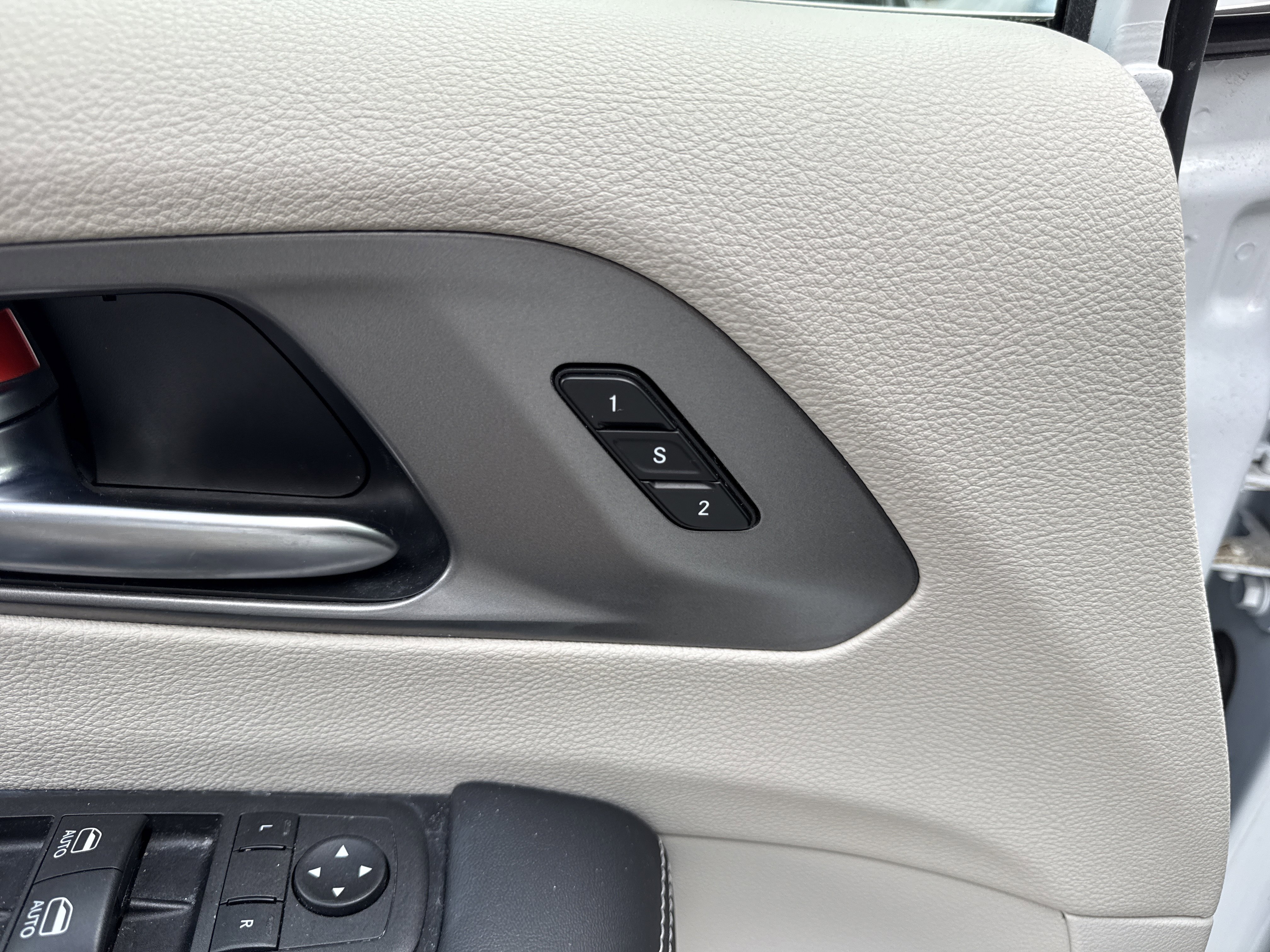 Used 2024 Chrysler Pacifica Select image 39